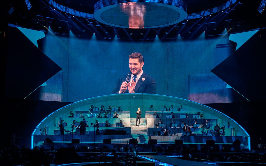 La nueva gira mundial de Michael Bublé utiliza una innovadora configuración con la Familia LEO de Meyer Sound
